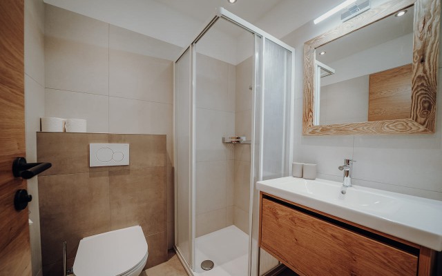 Badezimmer mit Dusche