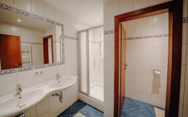 Badezimmer mit Dusche