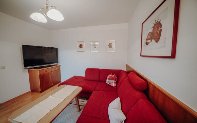 Gemütliches Wohnzimmer mit TV