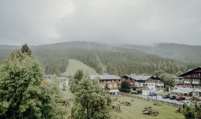 Haus Rettenbacher im Sommer, im Hintergrund der Rötelstein