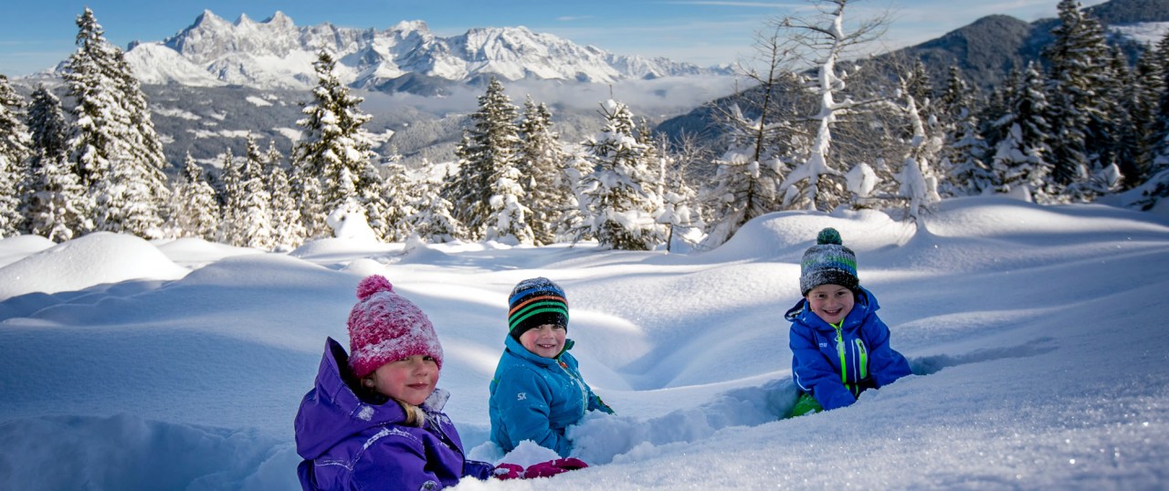 Kinder spielen im Schnee vor Bischofsmütze © TVB Filzmoos